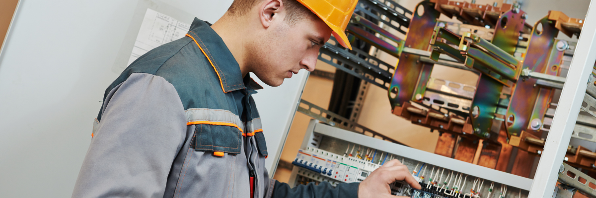 electricista arreglando contador de la luz